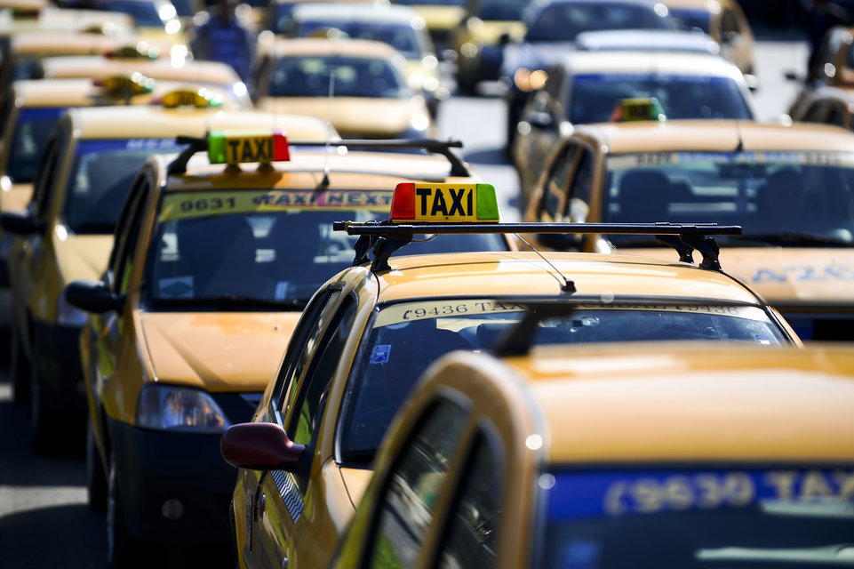 Taximetristul-erou: A salvat o femeie care prezenta simptomele unui infarct! A dus-o imediat la spital, escortat de poliție
