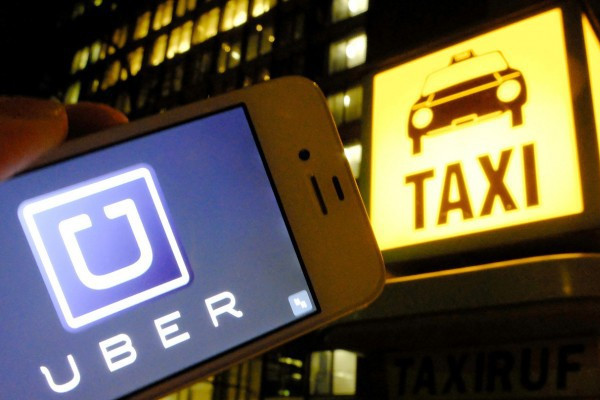 Proiect de lege USR: Șoferii de Uber și Bolt ar putea folosi banda destinată transportului public