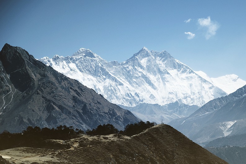 Un alpinist britanic ESCALADEAZĂ Everestul pentru a 19-a oară