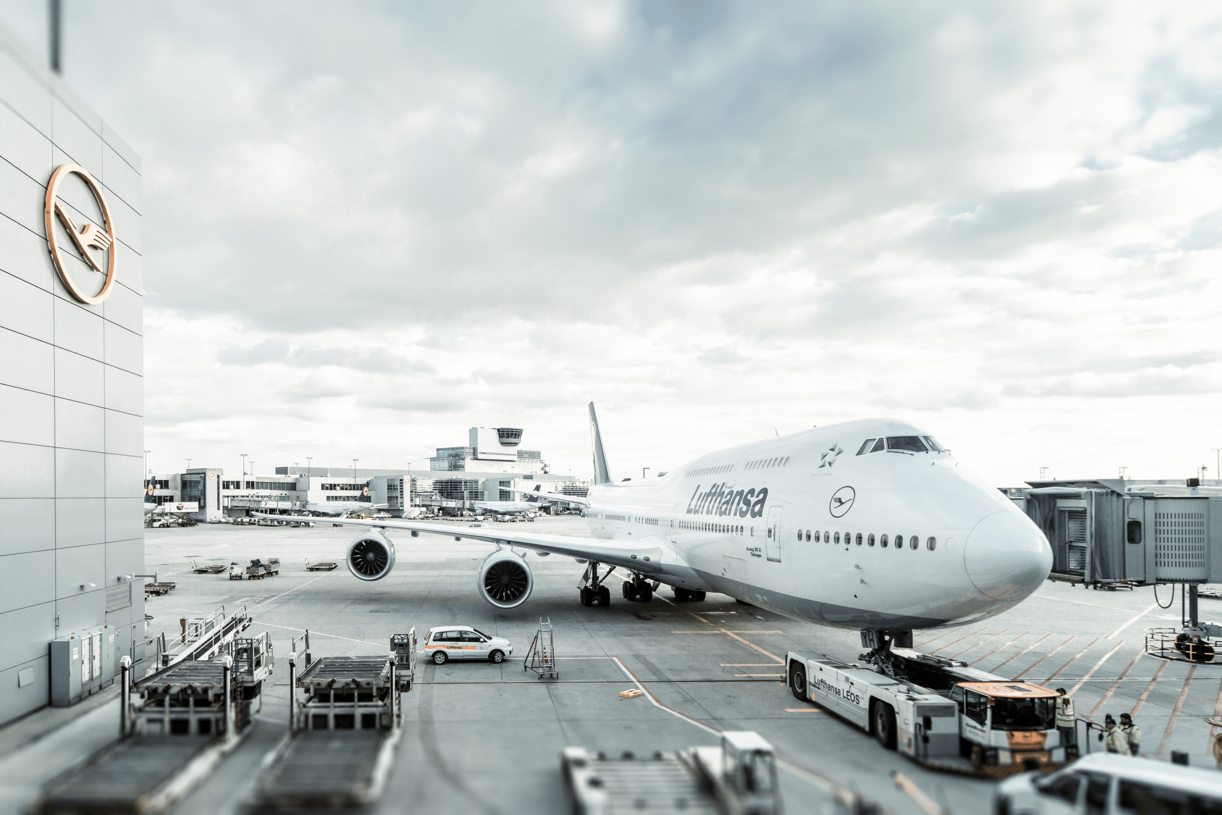 A fost PANICĂ într-un aeroport din Germania, după ce un un bărbat a spus că are grenade în bagaje. Ce au descoperit polițiștii