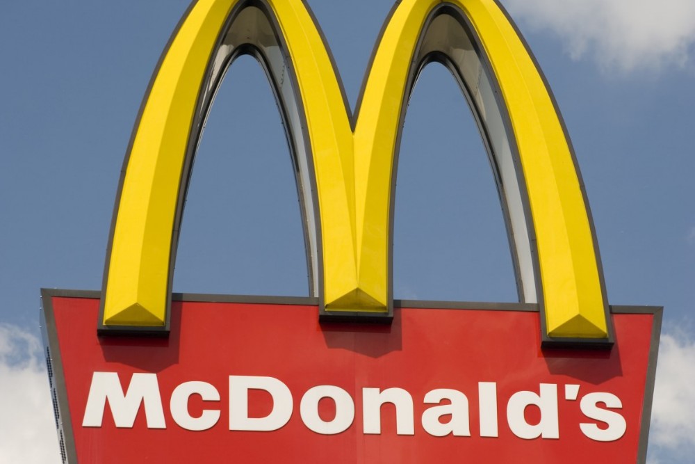 McDonald’s îşi redeschide treptat restaurantele din Ucraina, începând cu Kiev. Decizia vine, în anumite condiții, după 7 luni de pauză