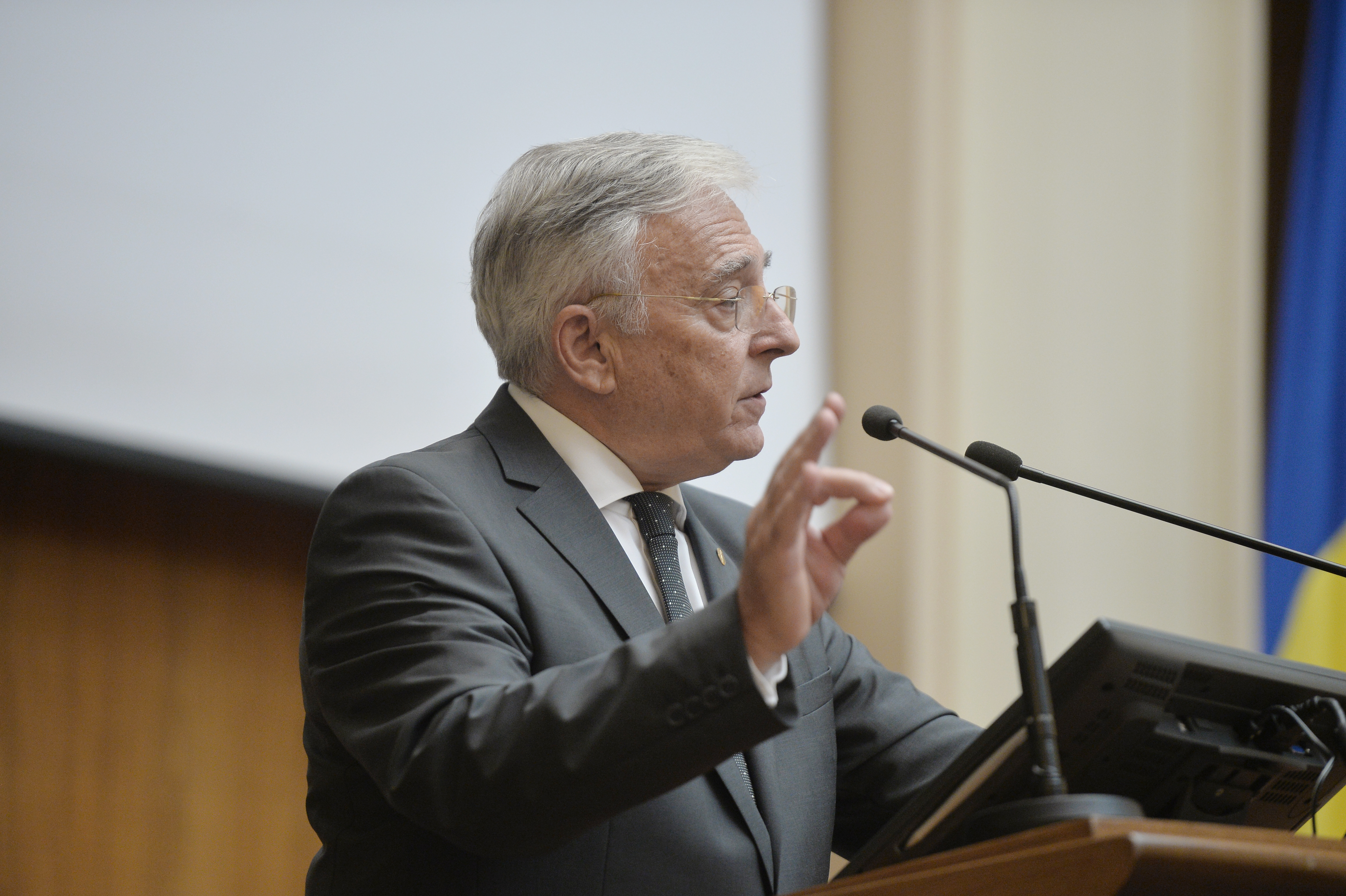 VIDEO – Mugur Isărescu: „Băncile au cam sărit calul cu ROBOR”. Avertismentul guvernatorului BNR