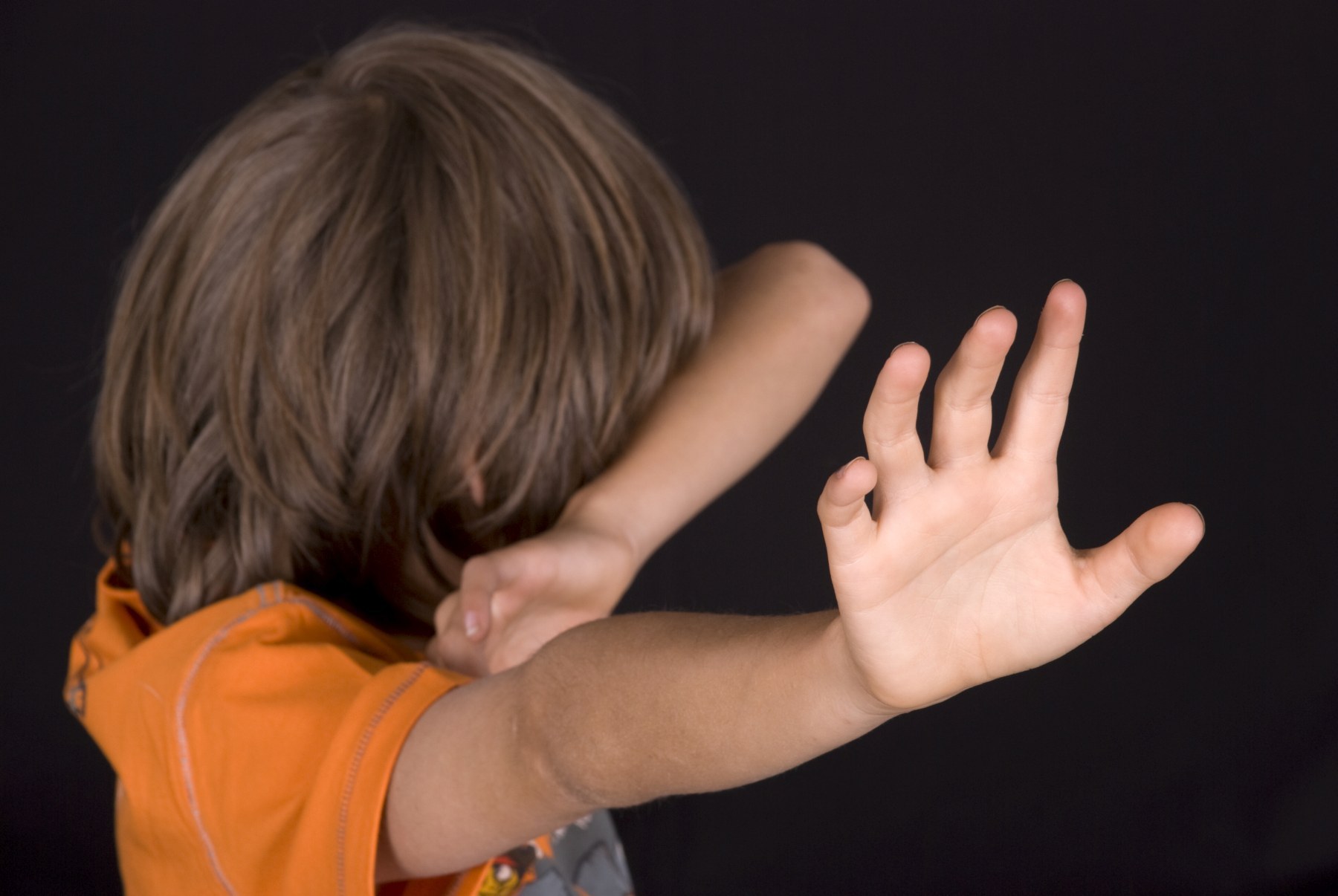 Bărbat din județul Olt, în vârstă de 44 de ani, acuzat că a întreținut relații sexuale cu o fată de 15 ani. El a fost denunțat de mama victimei