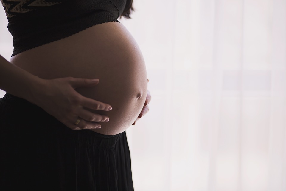Se transmite sau nu coronavirusul, de la mamă la făt? Ce arată rezultatele unui studiu recent