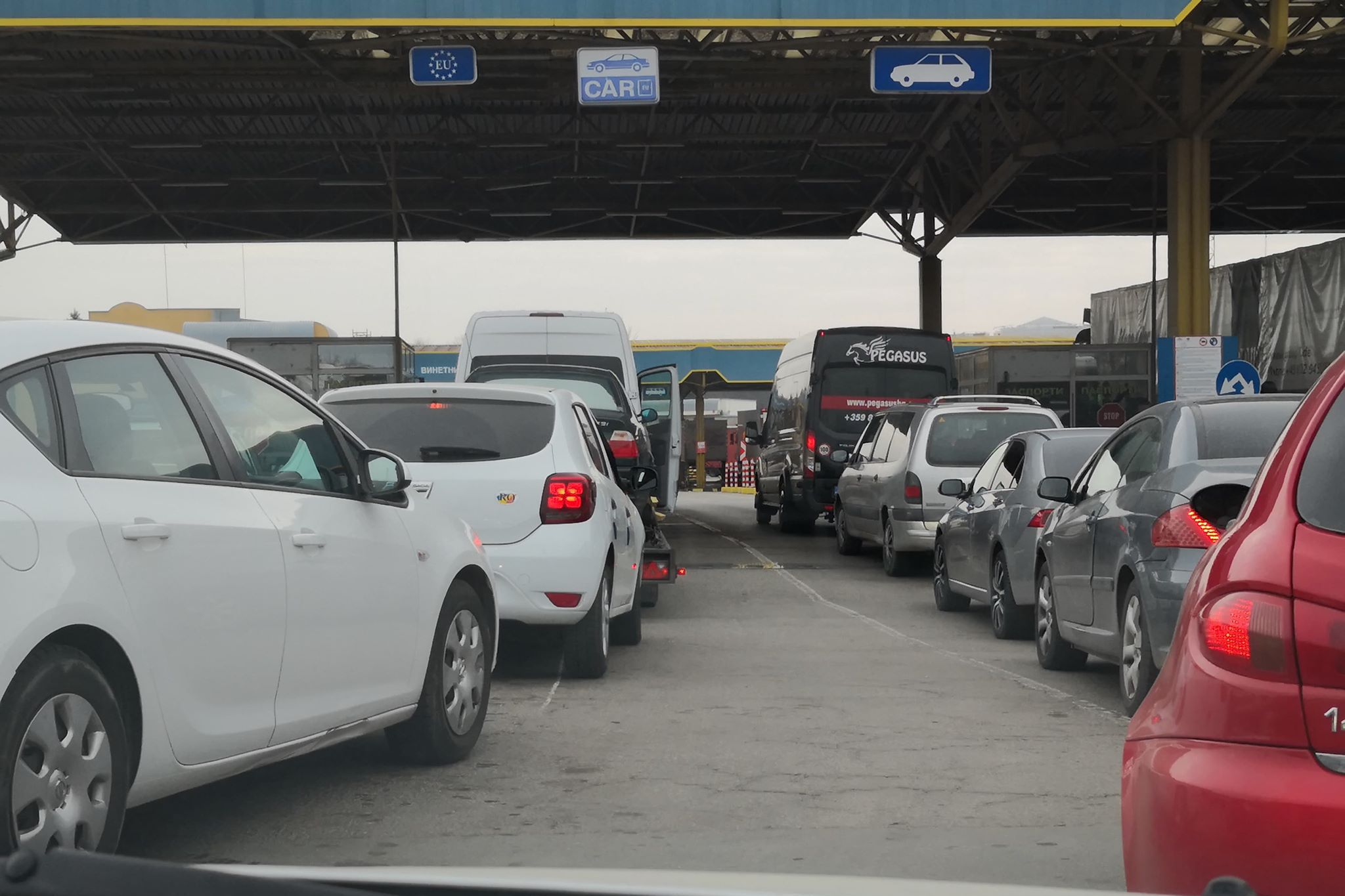 Coadă uriașă la Vama Siret. Pentru ieşirea din ţară se aşteaptă și 15 ore