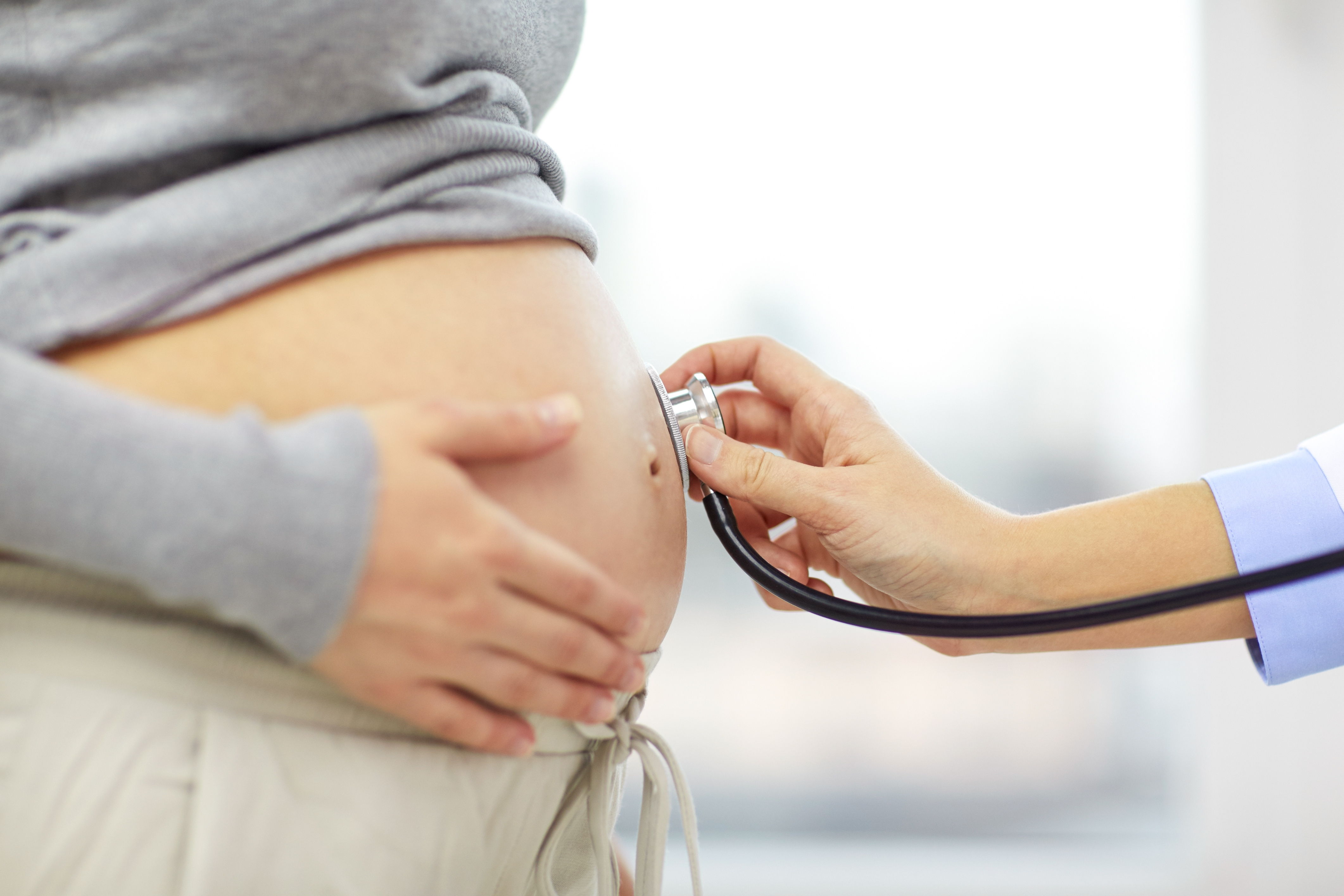 O adolescentă din Iași care a devenit mamă la 14 ani a cerut să i se pună STERILET / Medic: „Viața sexuală începe acum de la 12-13 ani”