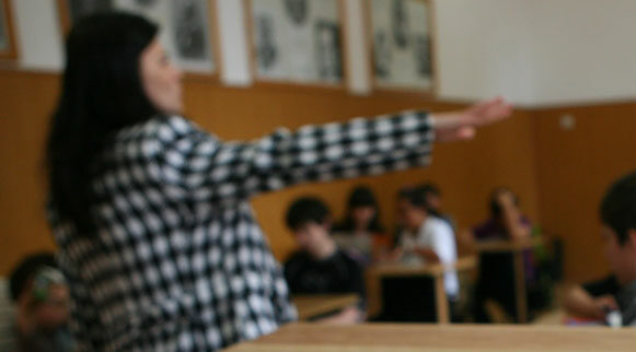 Din 24 de ani de serviciu, o profesoară a fost prezentă la ore DOAR patru ani. Când venea la școală „folosea încontinuu telefonul”