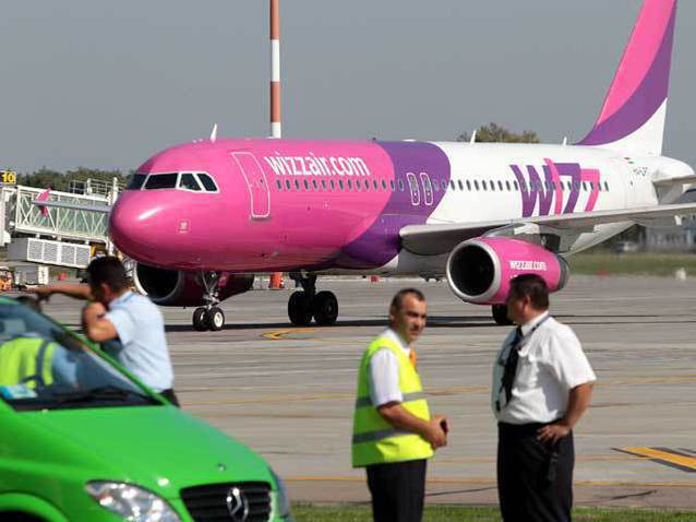 Un avion Wizz Air a spulberat o PASĂRE la decolarea din Iași. Pilotul a hotărât să aterizeze pe același aeroport