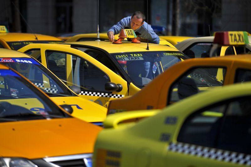 Taximetrist găsit mort în taxi în Capitală! Bărbatul ar fi suferit un infarct