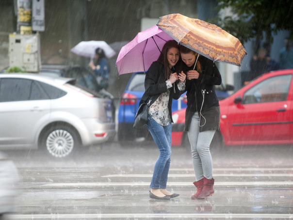 HARTĂ | Cod galben de ploi torențiale, grindină și vijelii, în 17 judeţe. Cum va fi vremea în București