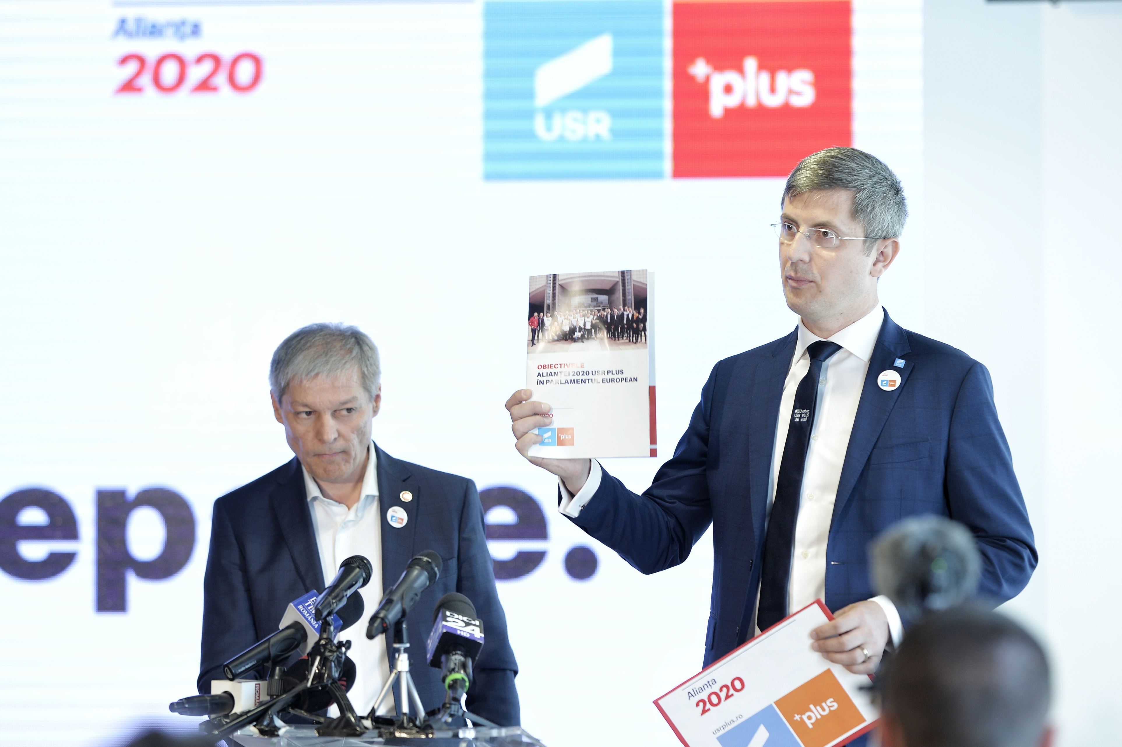 USR-PLUS, joc periculos în scandalul „Anghel Saligny”. Dacian Cioloș și Dan Barna se retrag din ședința de Guvern de miercuri seara: Nu cred că premierul poate să o facă