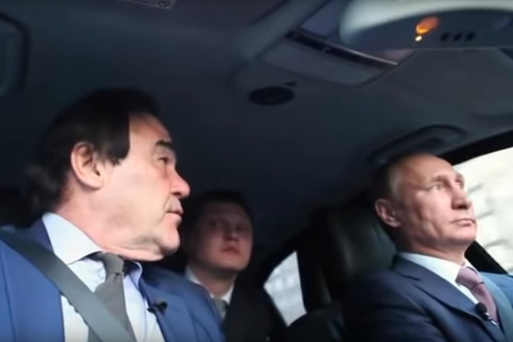 Regizorul Oliver Stone, în vârstă de 74 de ani, s-a vaccinat cu Sputnik V contra COVID-19