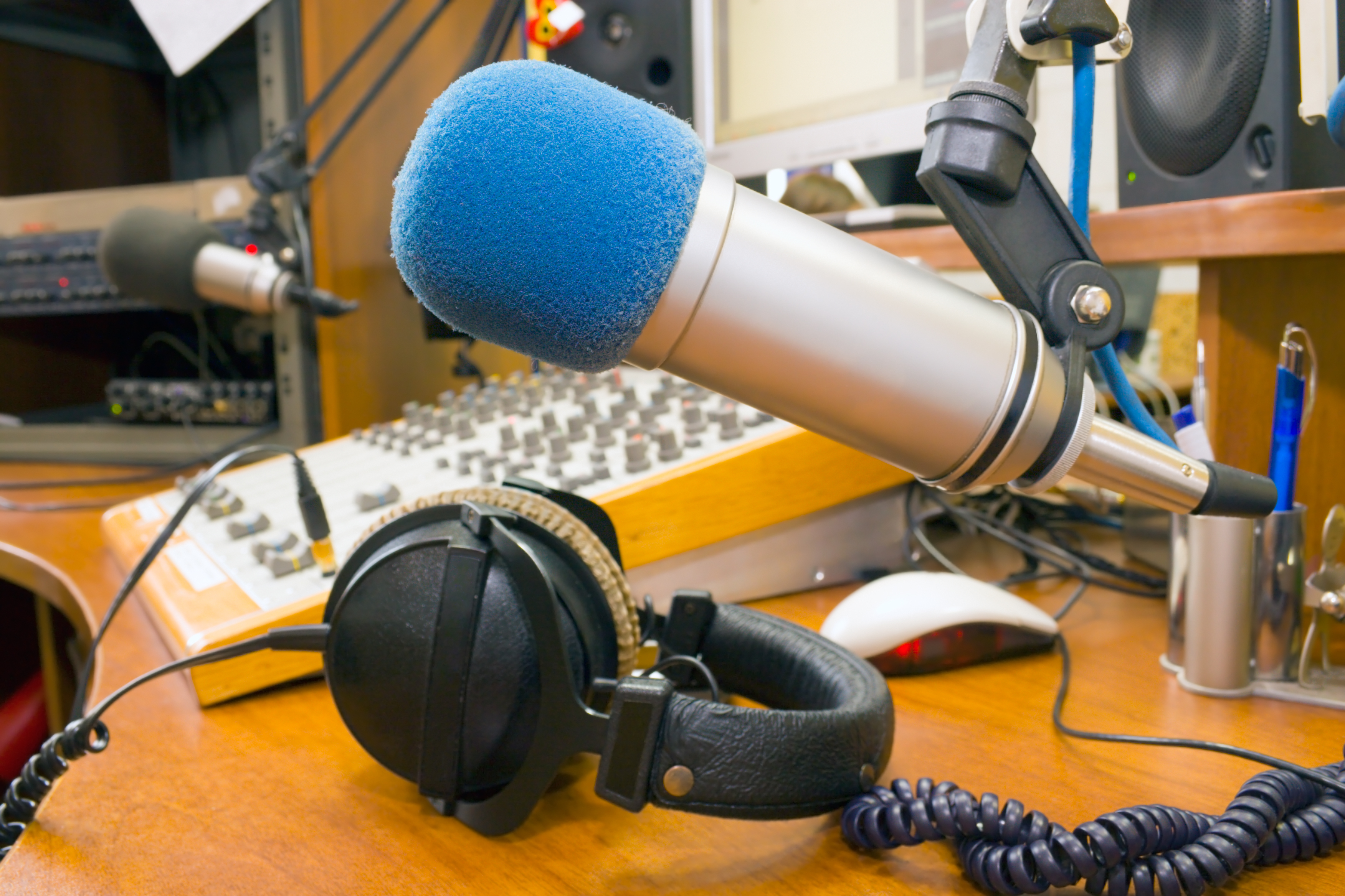 VIDEO. Un bărbat a montat o antenă pe bloc și emitea programe de RADIO chiar din apartament. El obișnuia să intre în direct cu ascultătorii, spun polițiștii care au descins în locuința sa