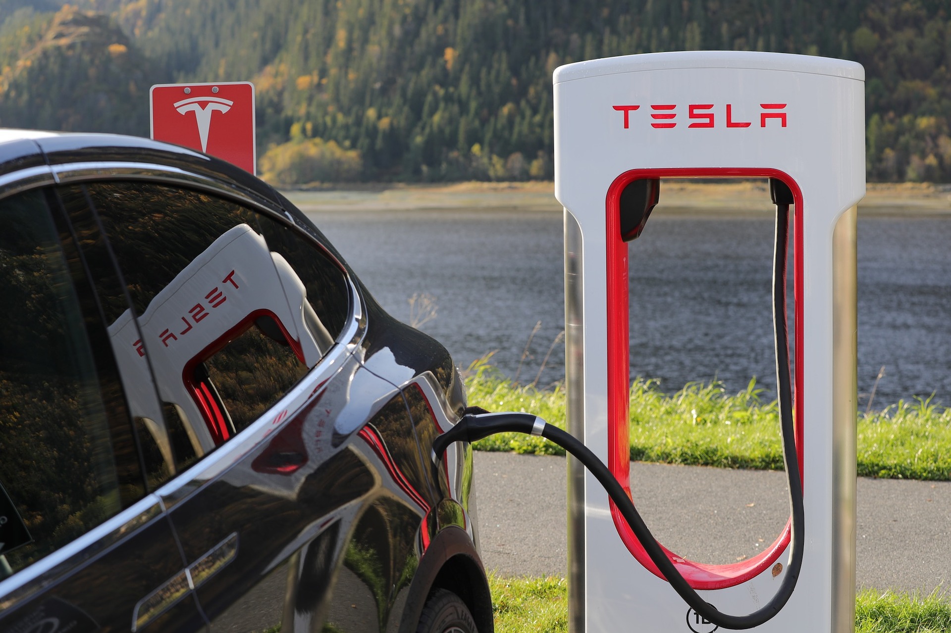 Decizie. Tesla recheamă în service 135.000 de vehicule, sub presiunea autorității americane de reglementare a siguranței auto