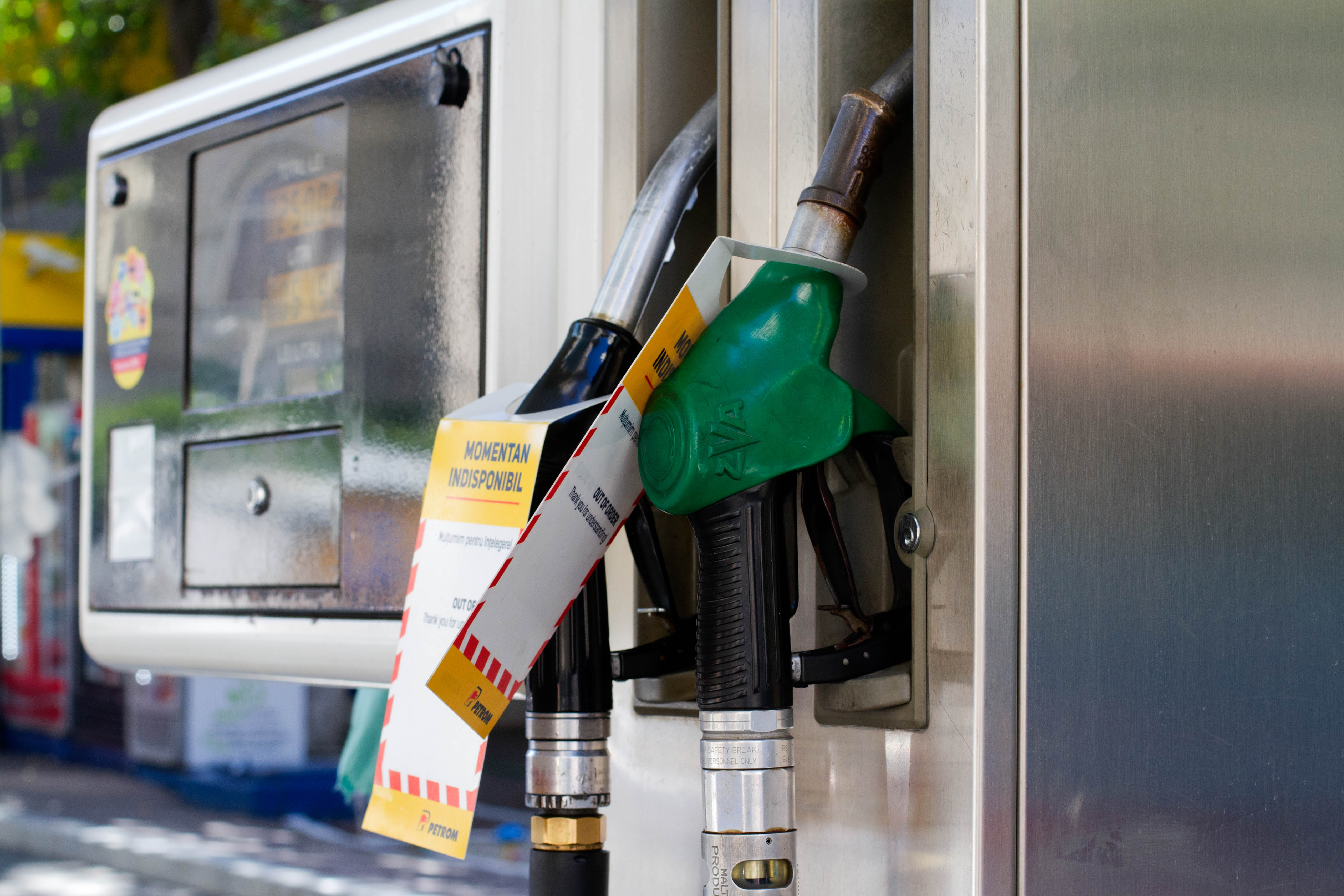 Guvernul a aprobat reducerea prețului carburanților cu 50 de bani. Când vom alimenta mai ieftin