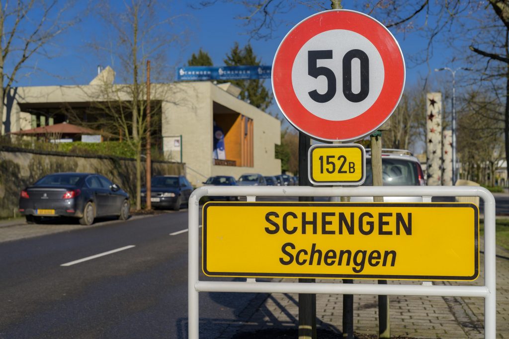 Financial Times: România amenință un proiect de gaze din Marea Neagră din cauza opoziției Austriei privind admiterea în Schengen