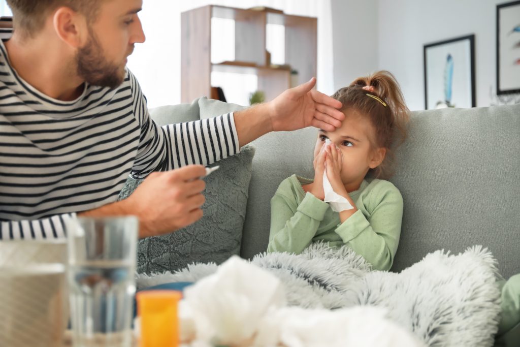 Un val de răceli afectează copiii şi adulţii, în România. Simptomele, similare cu cele date de varianta Delta