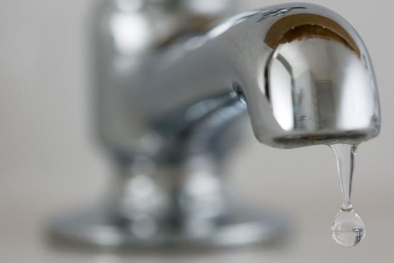 Apă cu NOROI la robinete, într-un cartier din Galaţi / Oamenii sunt disperați: „Sunt mai bine de două luni de când ne confruntăm cu această situație”