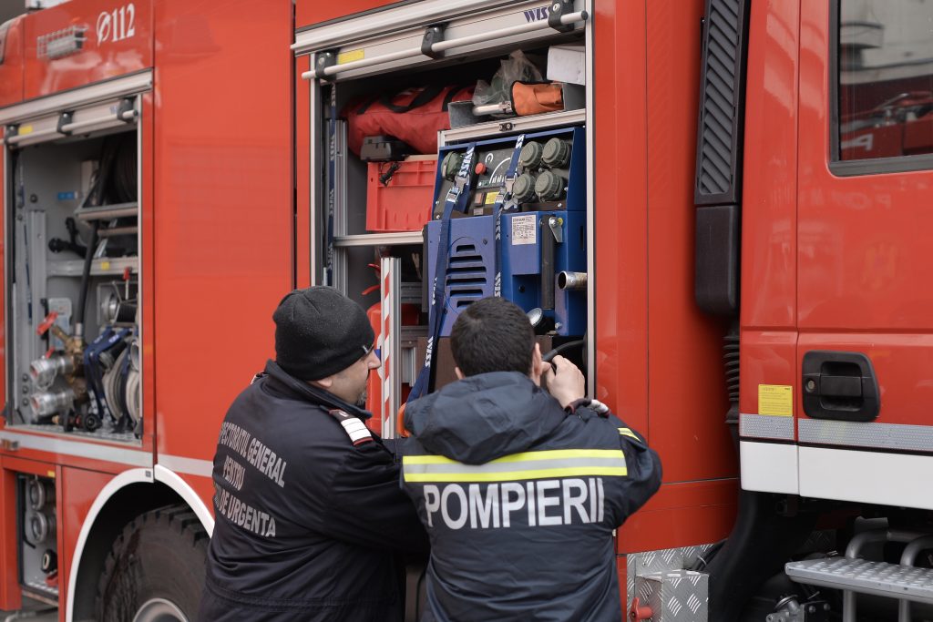 Incendiu într-un RESTAURANT din incinta unui supermarket din Oradea. 150 de persoane au ieşit din clădire