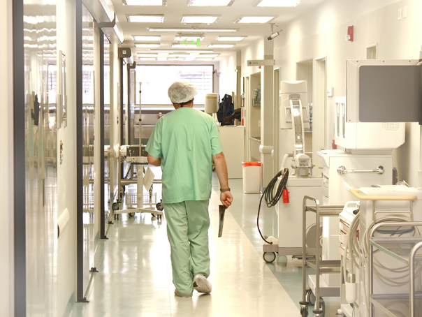 Operațiunea „trage fusta mai jos!” Asistentele de la un spital din țară, somate să nu mai vină la serviciu cu ținute provocatoare. Ce mesaj au primit pe WhatsApp de la șefa secţiei de chirurgie