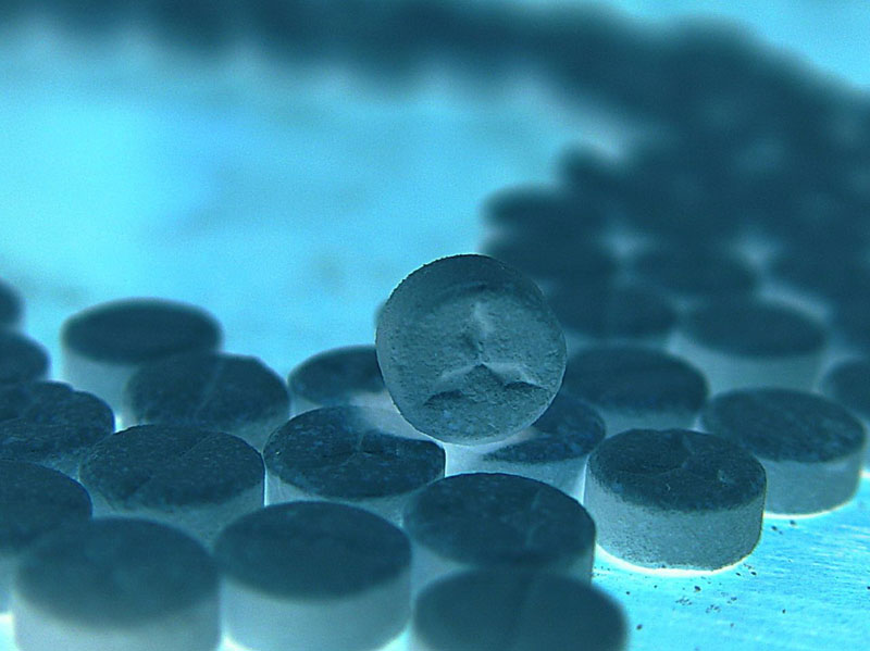 Traficanți de DROGURI, prinși cu 7,5 kg de ecstasy. „Marfa” urma să ajungă la festivalurile de muzică