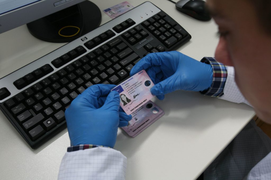 Rețea de falsificatori de permise de conducere și cărți de identitate, destructurată de procurorii DIICOT