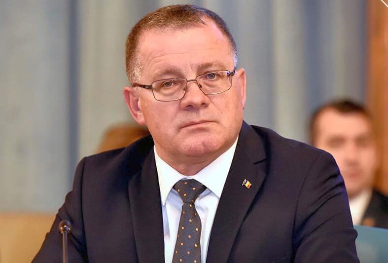 Moțiunea simplă împotriva ministrului Agriculturii, dezbătută luni în Camera Deputaților. PSD: Adrian Oros, „cel mai periculos dăunător”