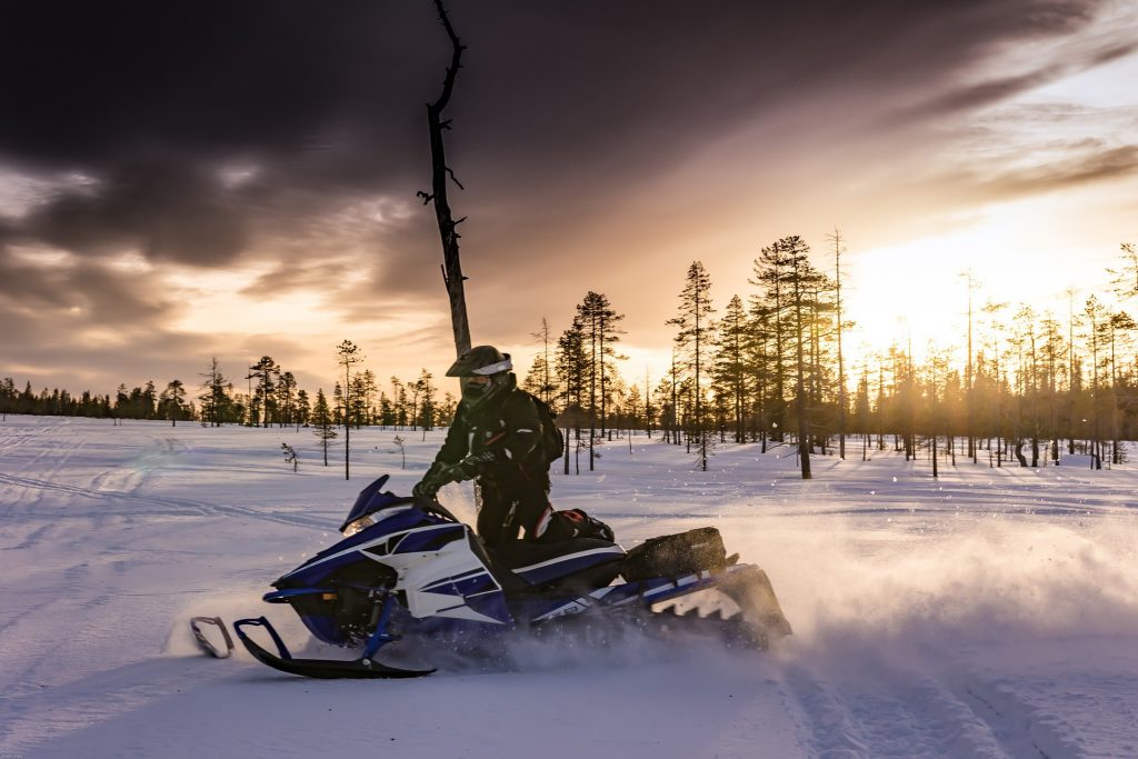 Cât COSTĂ să te plimbi cu snowmobilul în Munţii Călimani, în funcţie de durata expediţiei