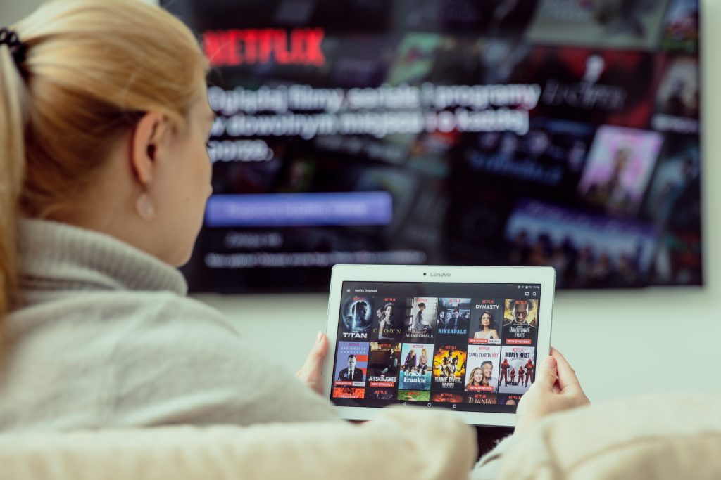 Schimbare. Netflix testează limitarea accesului la conturi. În noua variantă, nu mai pot fi folosite de mai multe persoane