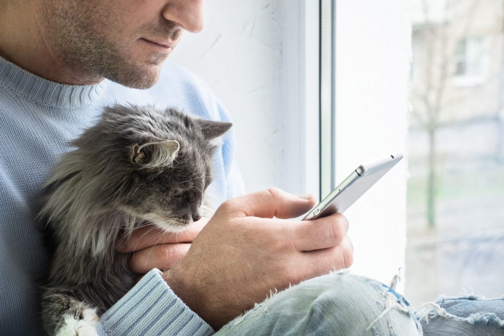 Tehnologia, folosită ILEGAL de unii bărbații în relațiile de cuplu. Cum își urmăresc partenerele, cu ajutorul aplicațiilor de pe telefon