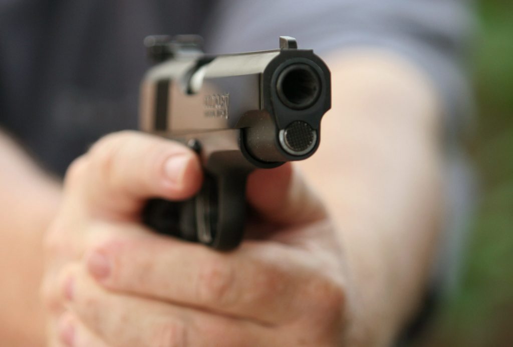 Focuri de armă la miezul nopții. Panică într-un cartier din Giurgiu. Un bărbat a tras cu pistolul chiar în prezența polițiștilor