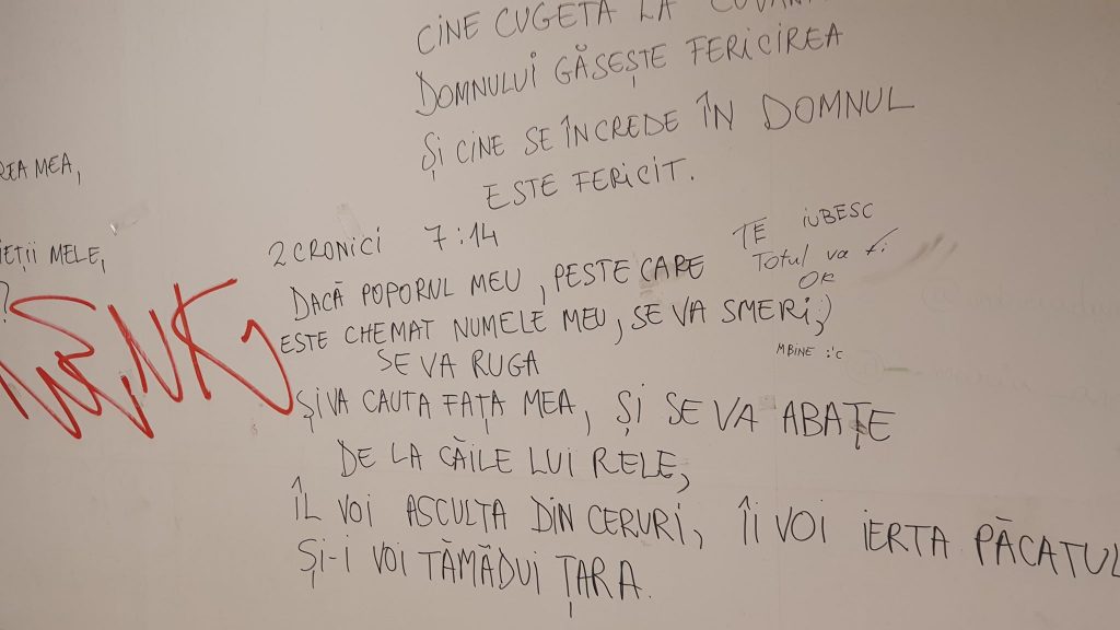 Mesaje Ciudate Pe Panourile Publicitare De La Metrou Din Piața