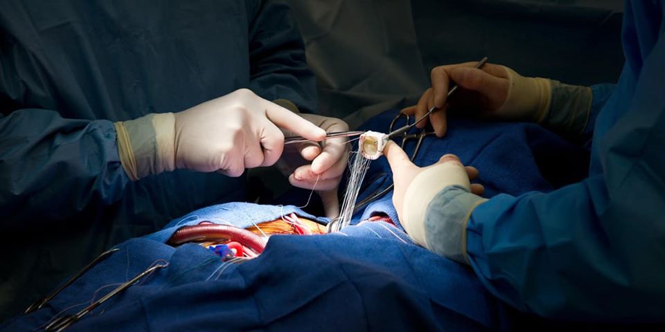 Un chirurg de top din Marea Britanie și-a INSCRIPȚIONAT inițialele pe ficatul unui pacient. Cum a justificat gestul