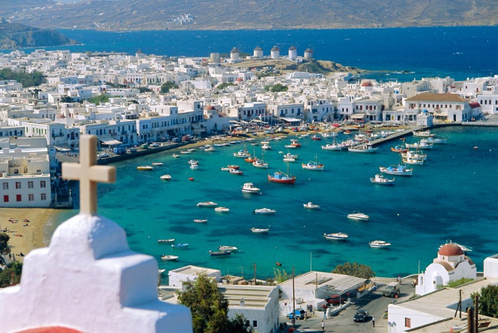 Insula din Grecia care atrage ca un magnet hoții de buzunare. Cum au fost prinși doi tineri care au sustras 8000 de euro de la un om de afaceri venit în vacanță