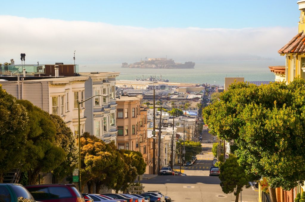 Orașul din Europa unde mersul pe jos este cel mai DIFICIL. Are multe zone cu dealuri abrupte, iar unii turiști îl compară cu San Francisco