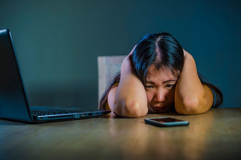 „Nu mai vrea să iasă din casă. I-au creat un profil pe Instagram, unde au postat din fotografiile pe care ea le trimisese pe grupul privat” / Sondaj: Doi din cinci copii sunt victime ale cyberbullying-ului