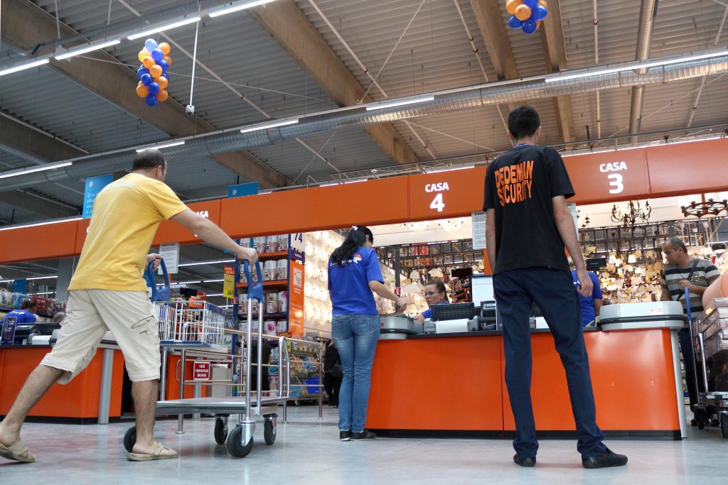 Cum pot face persoanele nevaccinate cumpărături la Dedeman. Produsele pot fi ridicate în patru ore