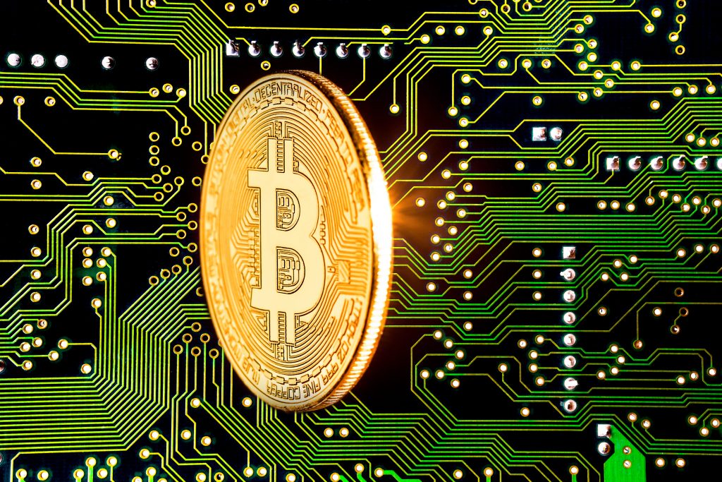 Tendințe Fintech în 2021. Clifford Chance: Apar noi reglementări ce vizează prelucrarea datelor cu caracter personal, utilizarea Inteligenței Artificiale, riscuri IT&C și criptomonede