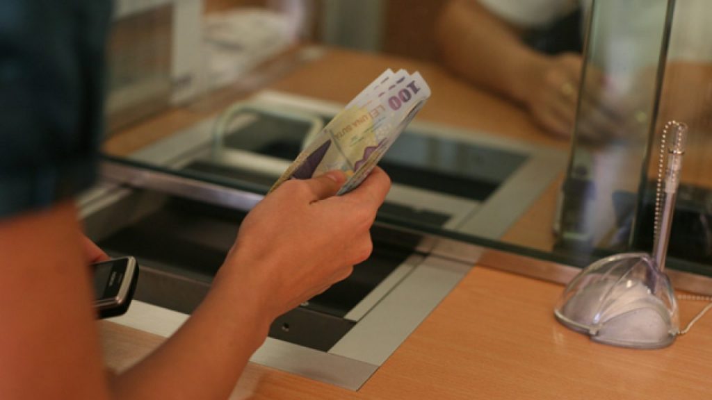 Anagajata unei bănci a furat 40.000 de lei din conturile clienților. Banii i-a folosit pentru a-și plăti abonamentul la Netflix și la supermarket