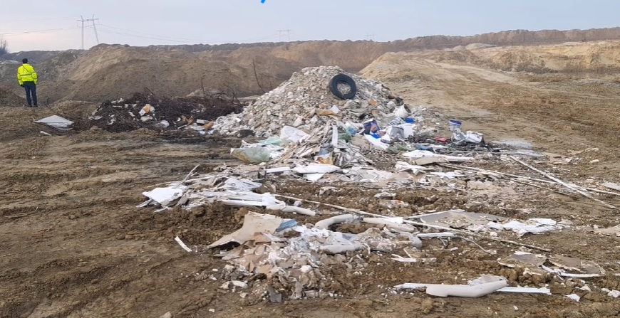 O nouă criză a gunoiului în Ploiești și în alte zeci de localități din Prahova / Motivul pentru care operatorul gropii de gunoi BLOCHEAZĂ accesul