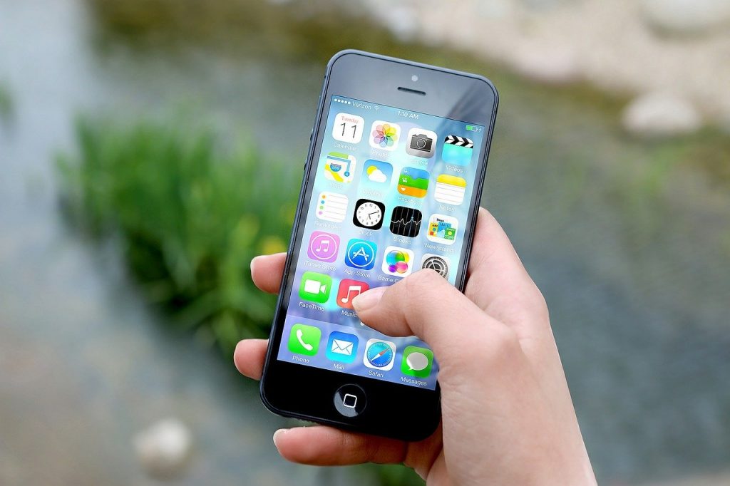 În cine lovește RĂZBOIUL comercial dintre SUA şi China. Avertismentul unui analist tehnologic: „Prețul iPhone-urilor s-ar putea tripla”
