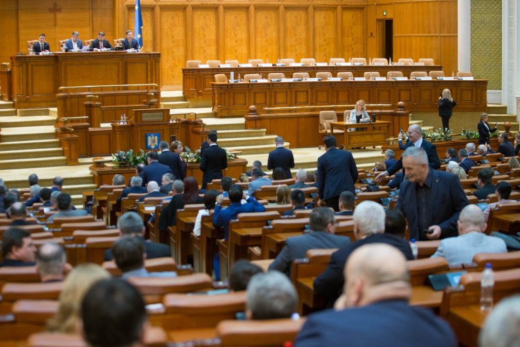 Demisia lui Iohannis a anulat ședința de marți a Parlamentului/ Lidera POT e nemulțumită: „Este o greșeală și o încălcare a regulamentului!”