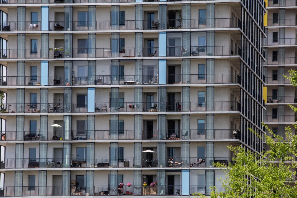 Apartamentele noi, tot mai SCUMPE. Ce orașe au depășit Bucureștiul la prețul pe metru pătrat