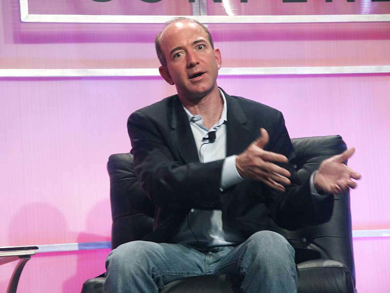 Jeff Bezos le-a mulțumit angajaților și clienților Amazon, care i-au plătit zborul în spațiu