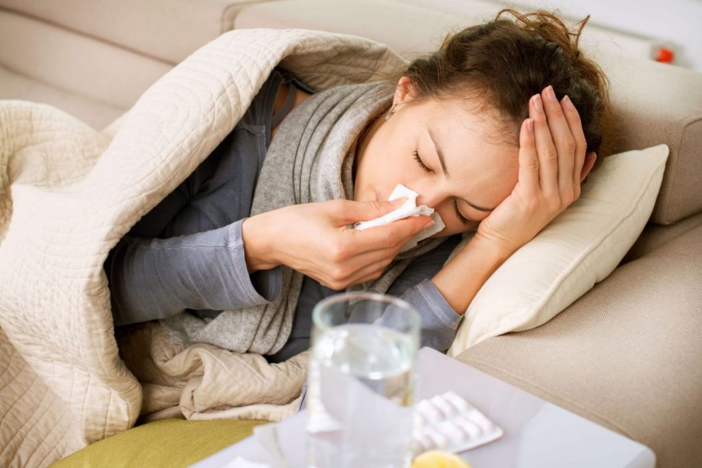 Cum îți dai seama dacă ai COVID-19 sau gripă. Autoritățile sanitare arată care sunt simptomele alarmante