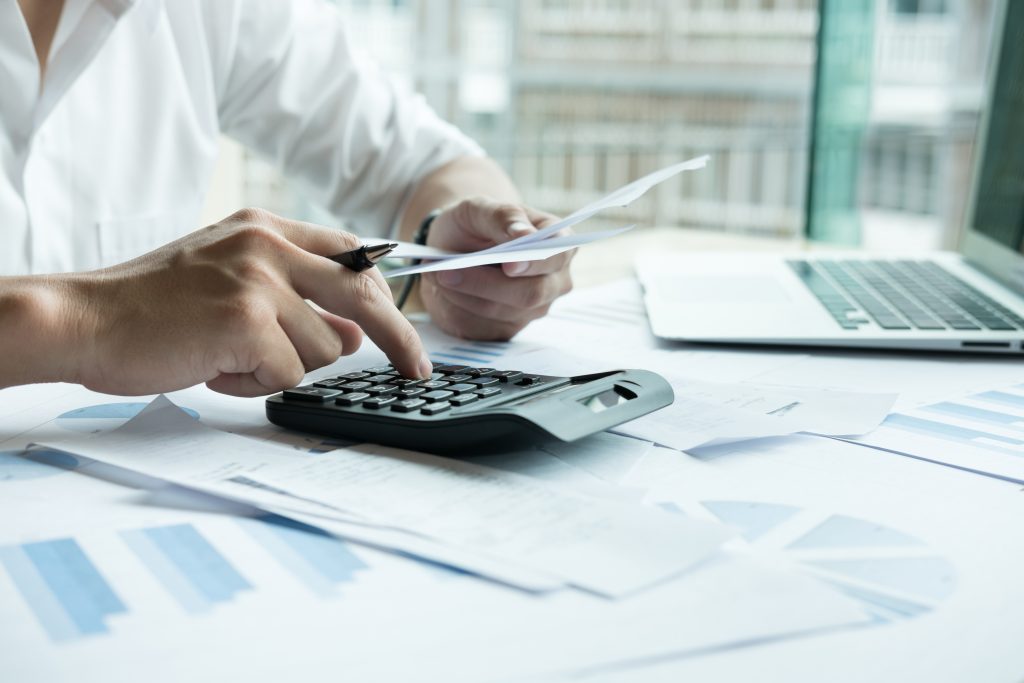 Mai multe taxe, impozite și accize cresc de la 1 august. Care sunt românii vizați de modificările fiscale aprobate de Guvern