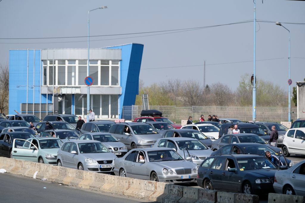 Cozi imense în Vama Nădlac 2, după ce mii de români se întorc acasă de Paște. „Facem mai mult la coadă decât la condus. Să le fie ruşine!”