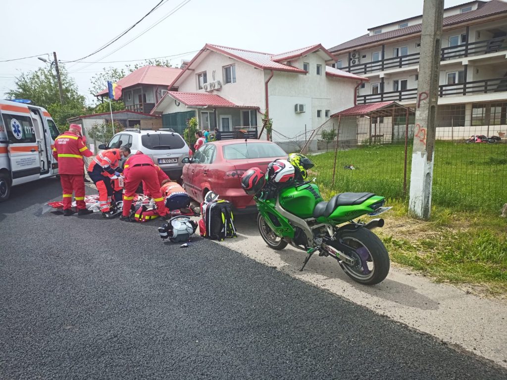 Un motociclist din Galați, aflat sub influenţa alcoolului, s-a dezechilibrat și a intrat într-o mașină care circula pe contrasens. În ce stare e bărbatul