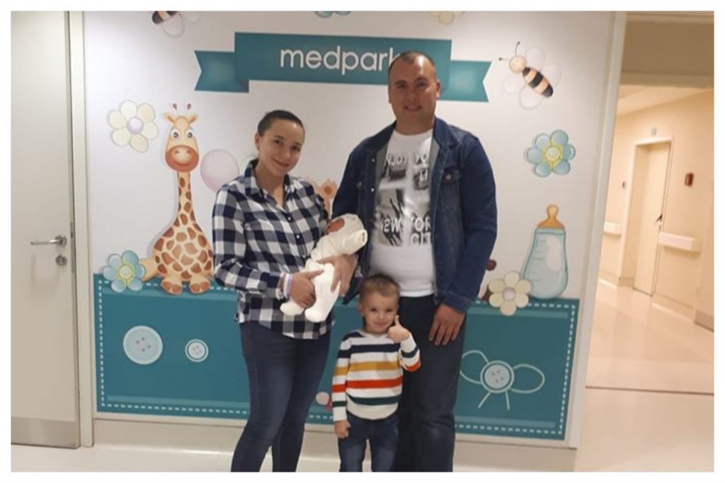 Familia Vîntu, la câteva zile de la nașterea Alexandrei. „Aceasta poză redă fericirea noastră deplină! Nici nu bînuiam că urmează un calvar, o luptă pentru VIAȚĂ!”, a scris mama Alexandrei / Sursa foto: Facebook – Verginia Vîntu