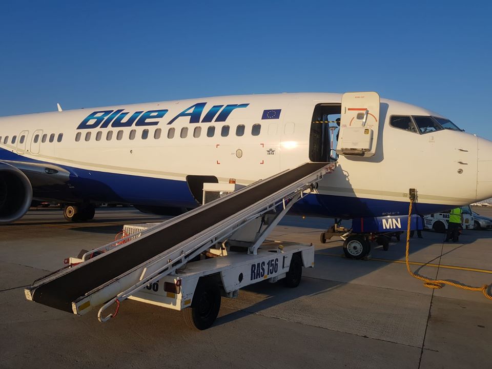 Angajații Blue Air, sfătuiți să își ia concediu! Anunțați printr-un e-mail că zborurile nu vor fi reluate mai devreme de 60 de zile